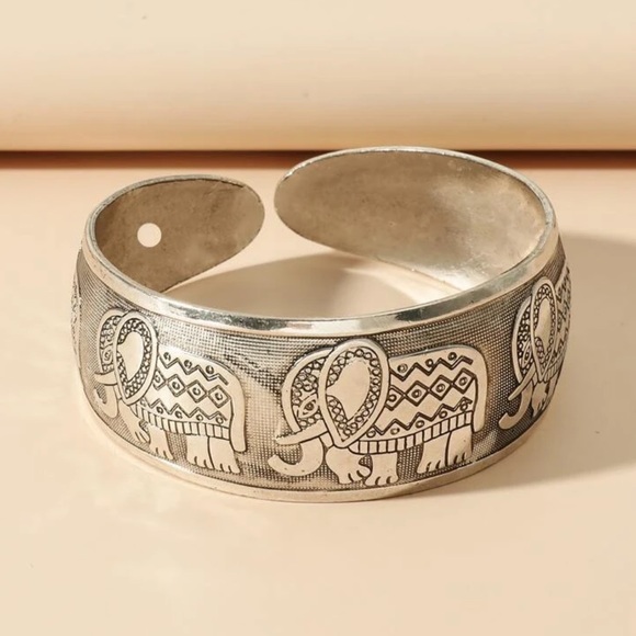 Antique Silver Elephant Bracelet - Picture 2 of 5